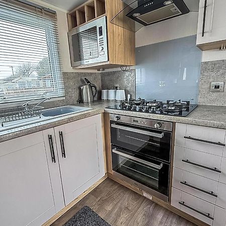 Beautiful Caravan For Hire With A Partial Sea View In Suffolk Ref 32042Az Lowestoft Exterior foto