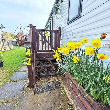 Beautiful Caravan For Hire With A Partial Sea View In Suffolk Ref 32042Az Lowestoft Exterior foto