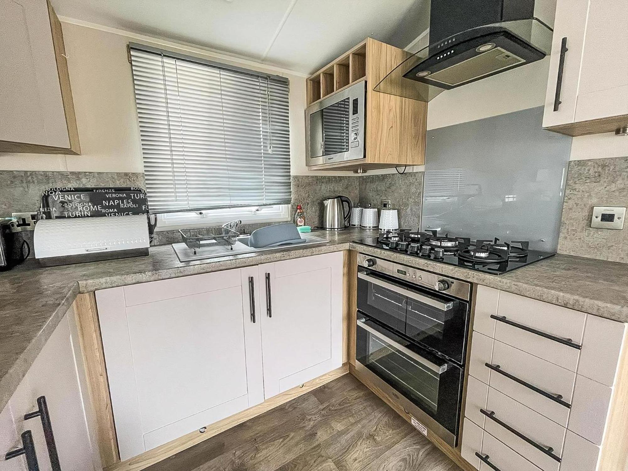 Beautiful Caravan For Hire With A Partial Sea View In Suffolk Ref 32042Az Lowestoft Exterior foto