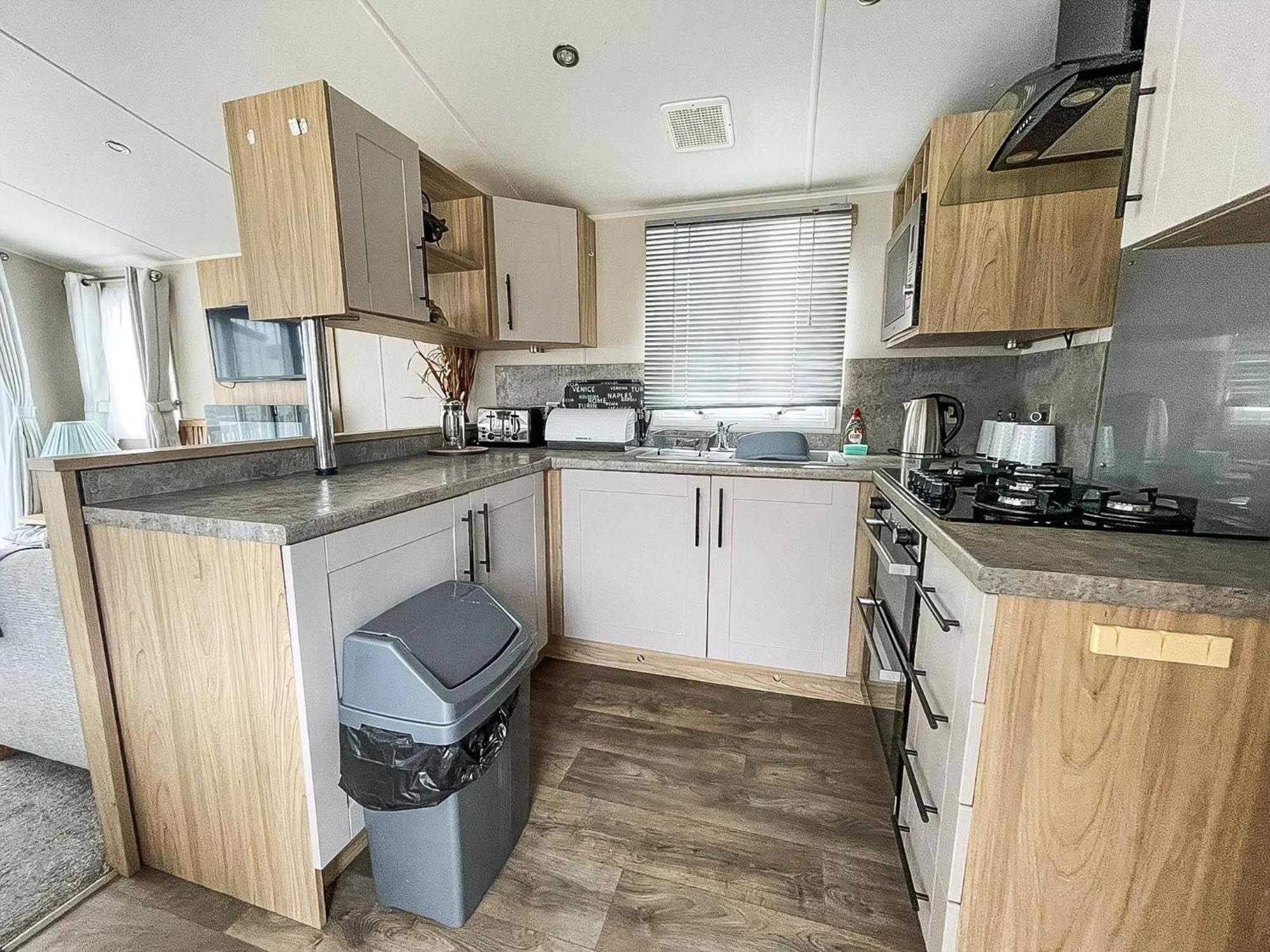 Beautiful Caravan For Hire With A Partial Sea View In Suffolk Ref 32042Az Lowestoft Exterior foto