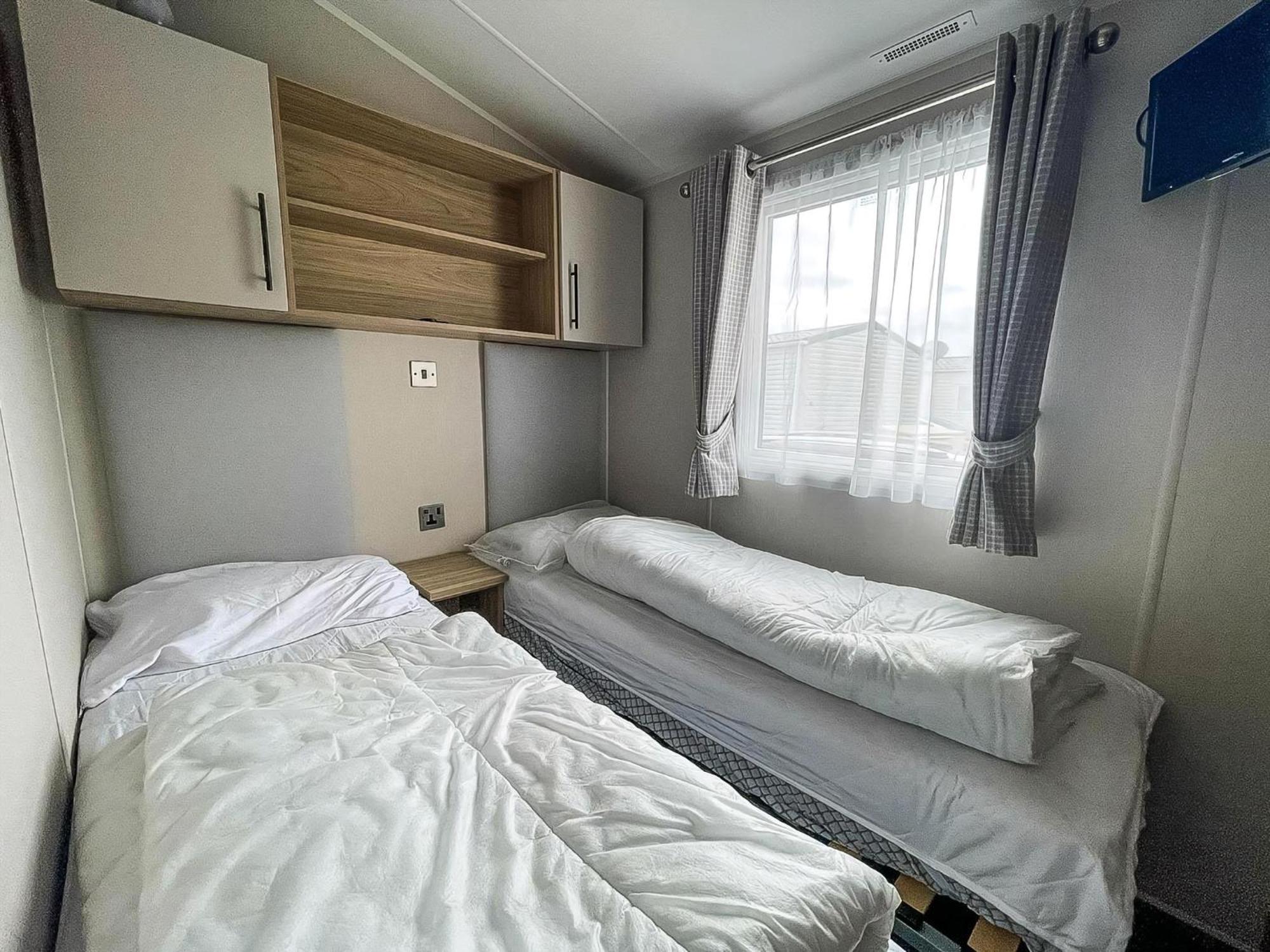 Beautiful Caravan For Hire With A Partial Sea View In Suffolk Ref 32042Az Lowestoft Exterior foto
