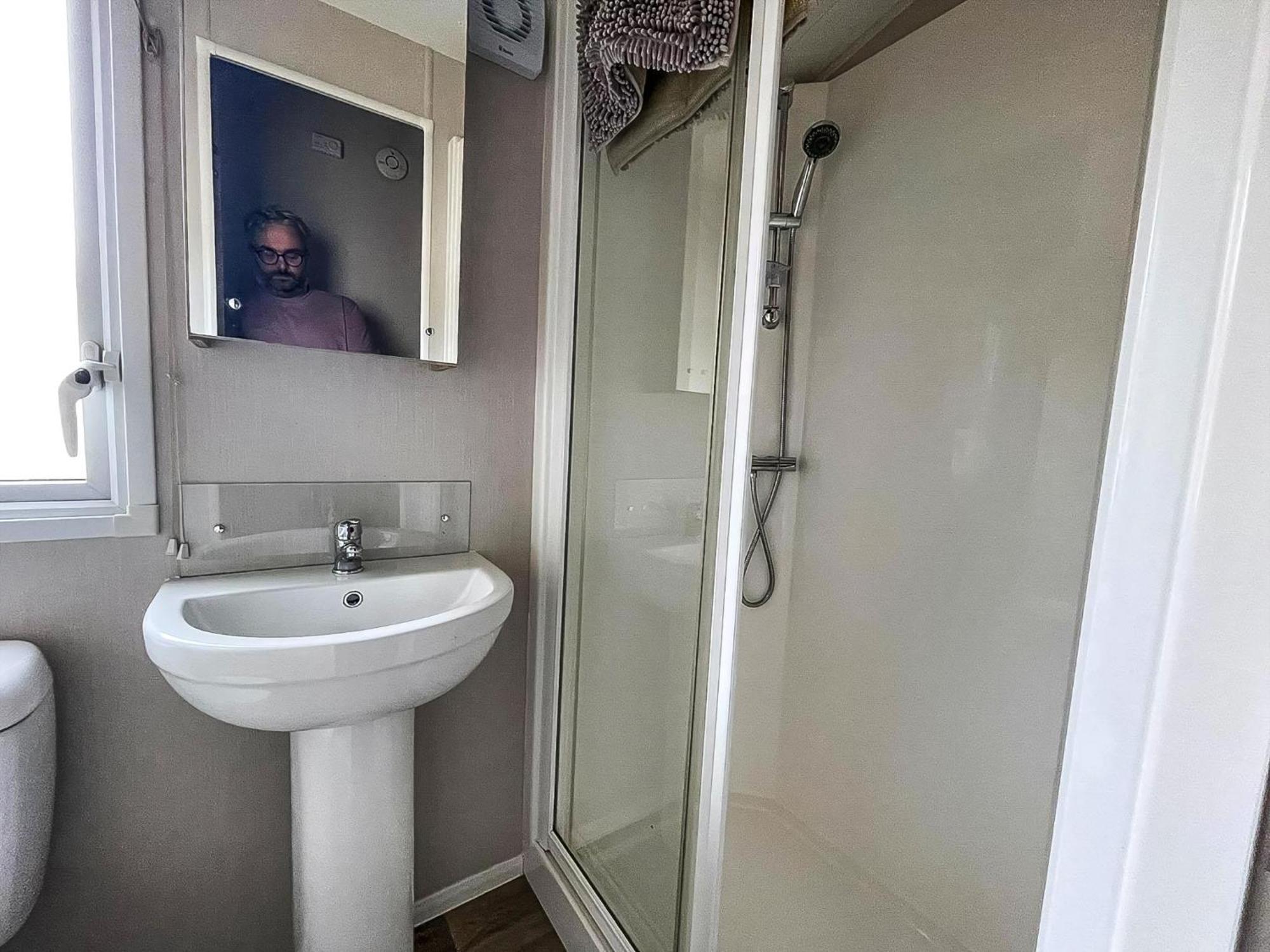 Beautiful Caravan For Hire With A Partial Sea View In Suffolk Ref 32042Az Lowestoft Exterior foto
