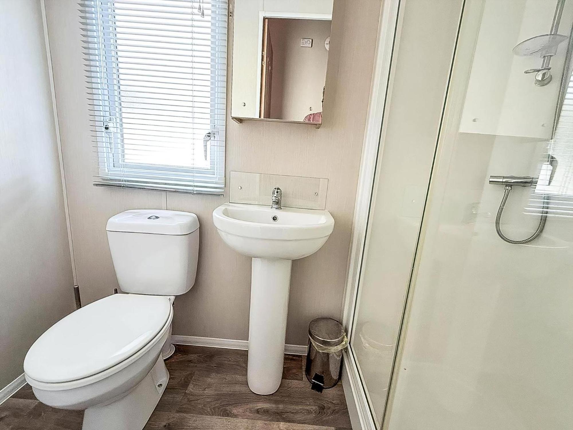 Beautiful Caravan For Hire With A Partial Sea View In Suffolk Ref 32042Az Lowestoft Exterior foto