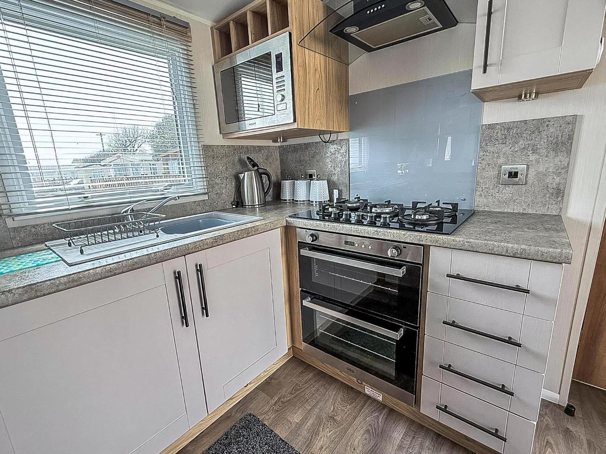Beautiful Caravan For Hire With A Partial Sea View In Suffolk Ref 32042Az Lowestoft Exterior foto