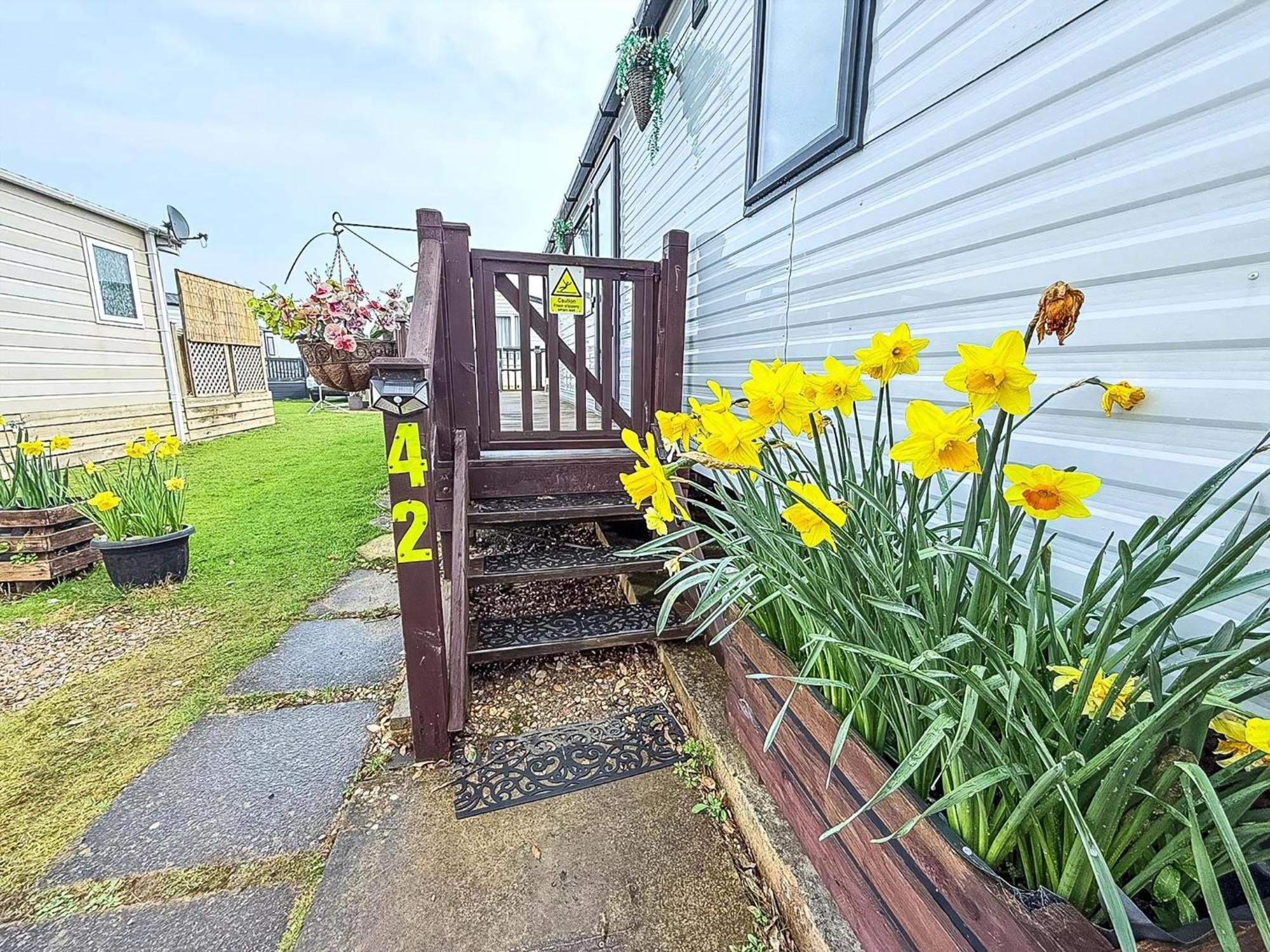Beautiful Caravan For Hire With A Partial Sea View In Suffolk Ref 32042Az Lowestoft Exterior foto