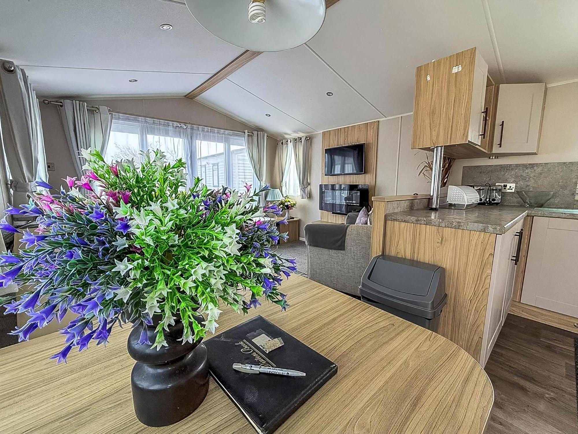Beautiful Caravan For Hire With A Partial Sea View In Suffolk Ref 32042Az Lowestoft Exterior foto
